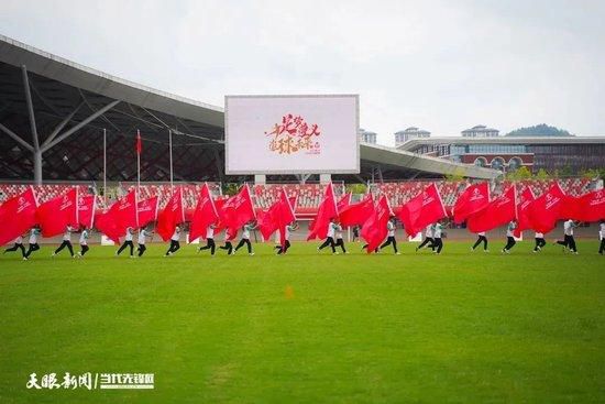 而最后，他拉住了就要失落下楼的彼得帕克，一切也终究尘埃落定。